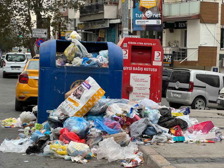 İzmir'de grev nedeniyle sokaklarda çöp yığınları oluştu