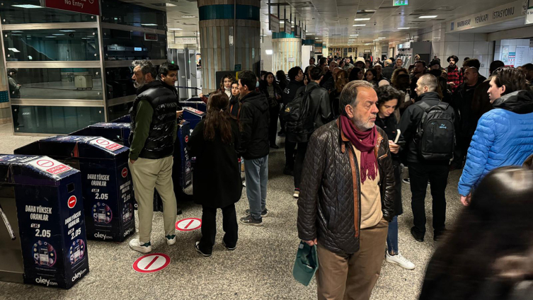 İstanbul'da metro istasyonunda yangın