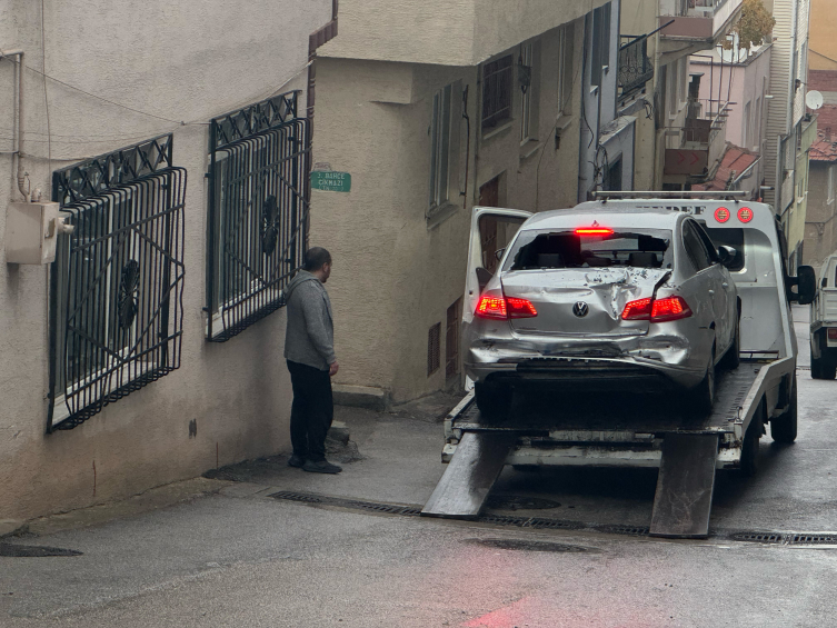 Freni boşalan kamyon, önce 3 araca sonra da bir evin duvarına çarptı