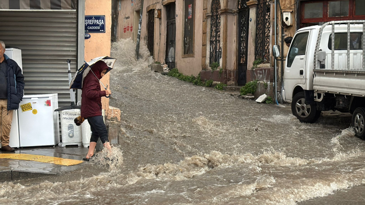 İzmir'de sağanak hayatı olumsuz etkiledi