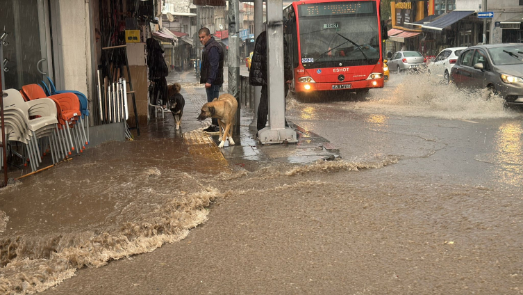 İzmir'de sağanak hayatı olumsuz etkiledi