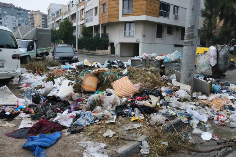 İzmir sokakları çöp yığınlarıyla doldu