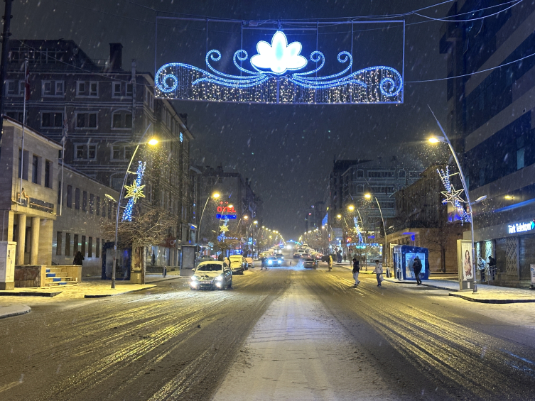 Erzurum'a kar yağdı