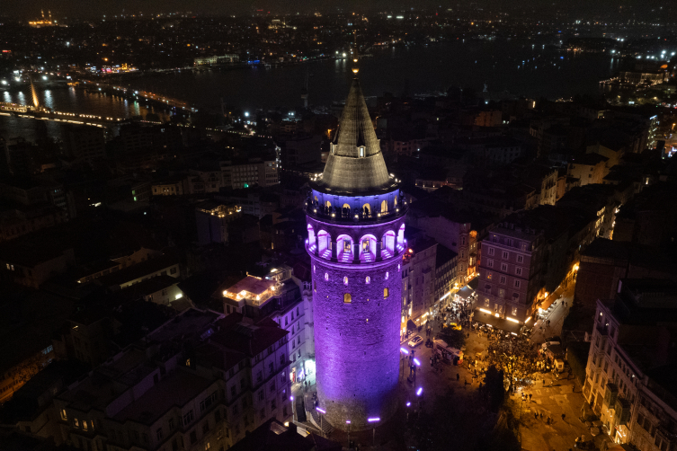 İstanbul'un simgeleri Dünya Prematüre Günü dolayısıyla ışıklandırıldı