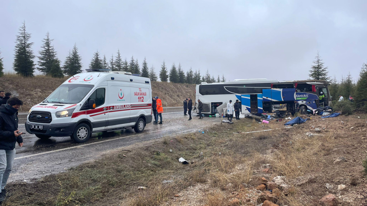 Eskişehir'de yolcu otobüsü devrildi: 1 ölü, 30 yaralı