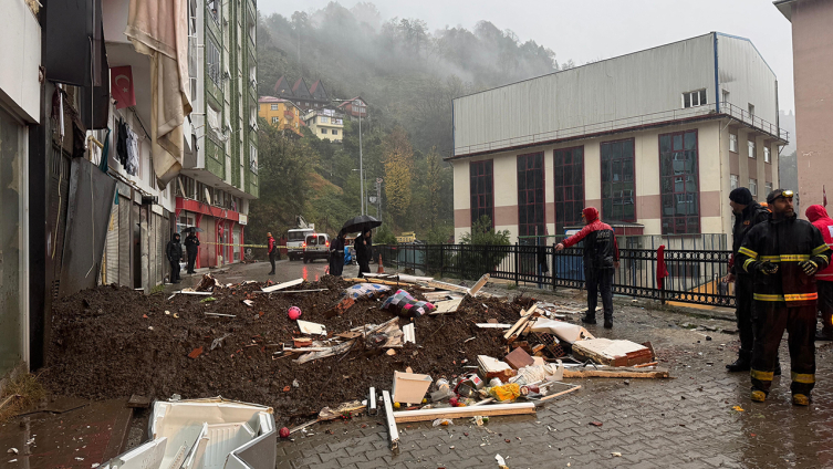 Rize'de heyelan: 1 ölü, 4 yaralı