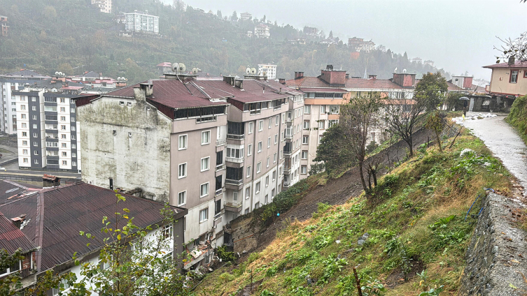 Rize'de heyelan: 1 ölü, 4 yaralı