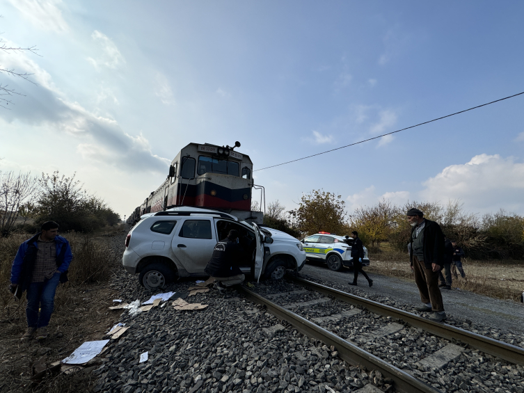 Malatya'da yük treni otomobile çarptı: 2 yaralı