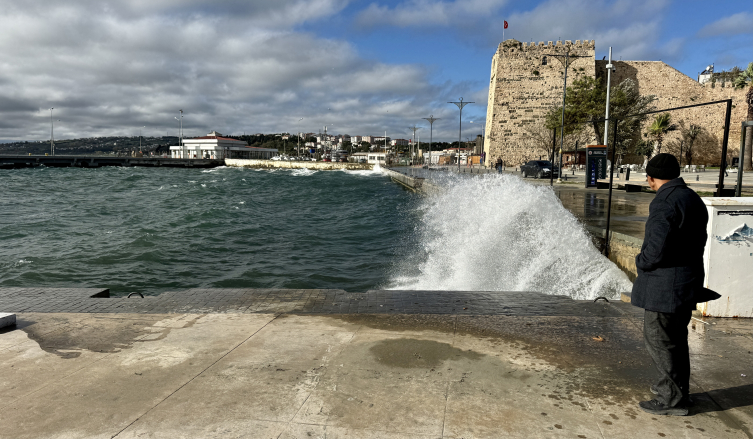 Sinop sahilinde 3 metrelik dalgalar oluştu