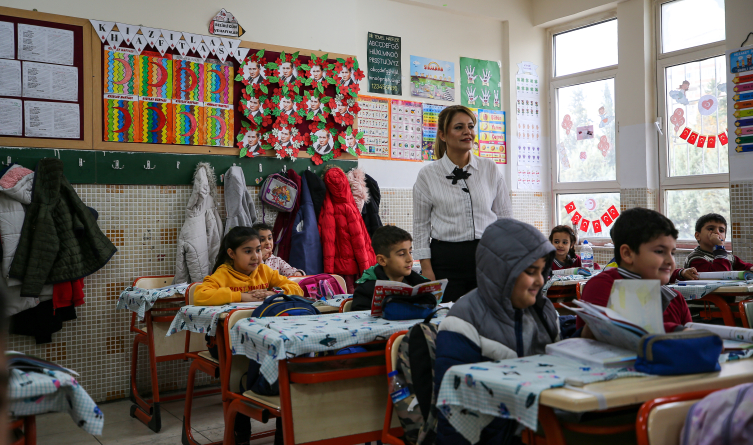 Depremzede Saadet öğretmen, öğrencileriyle hayata tutunuyor