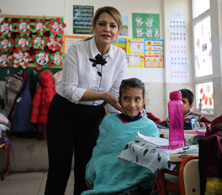 Depremzede Saadet öğretmen, öğrencileriyle hayata tutunuyor