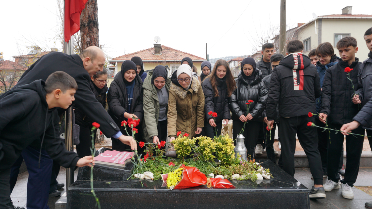 Şehit öğretmen Aybüke Yalçın kabri başında anıldı