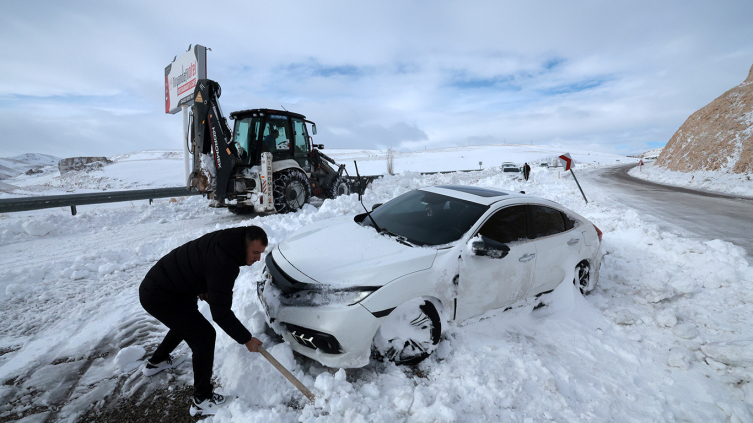 Malatya'da yolda mahsur kalan araçlar kaldırıldı