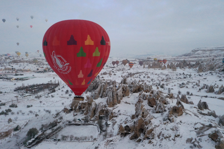 Kapadokya'da balonlar gökyüzüne yeniden renk kattı