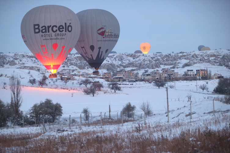 Kapadokya'da balonlar gökyüzüne yeniden renk kattı