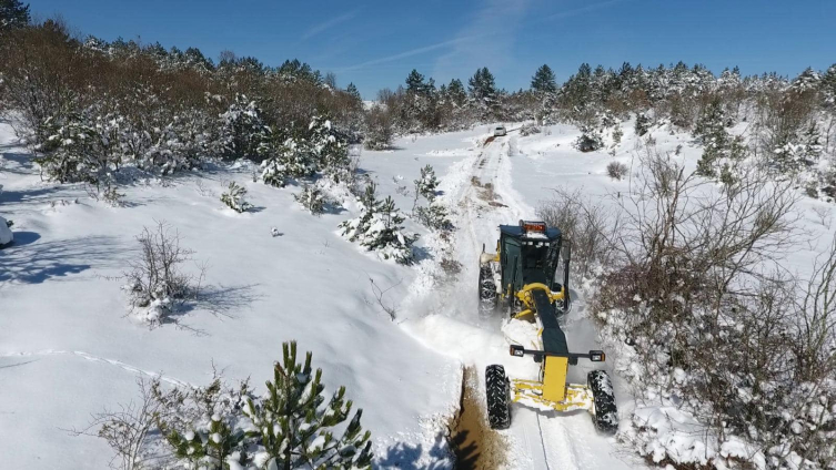 Karabük'te kar nedeniyle kapanan köy yolları ulaşıma açıldı