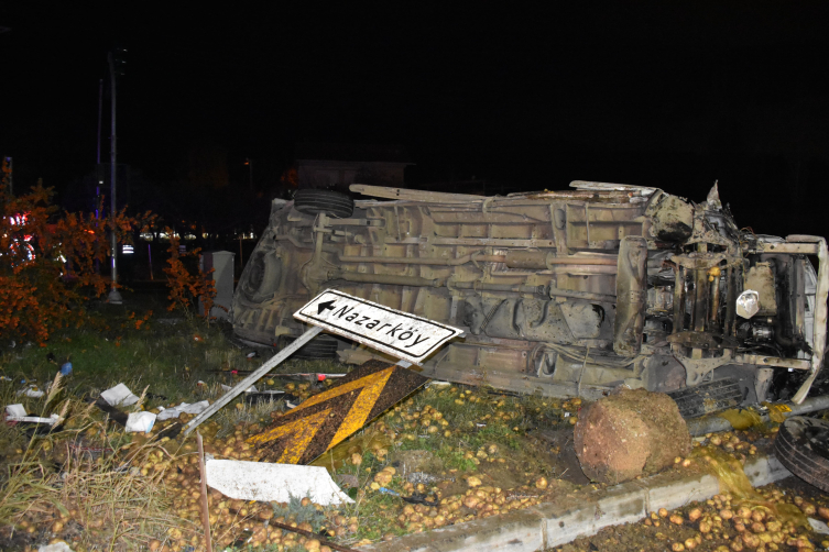 İzmir'de tır otomobillere çarptı: 3 ölü, 7 yaralı