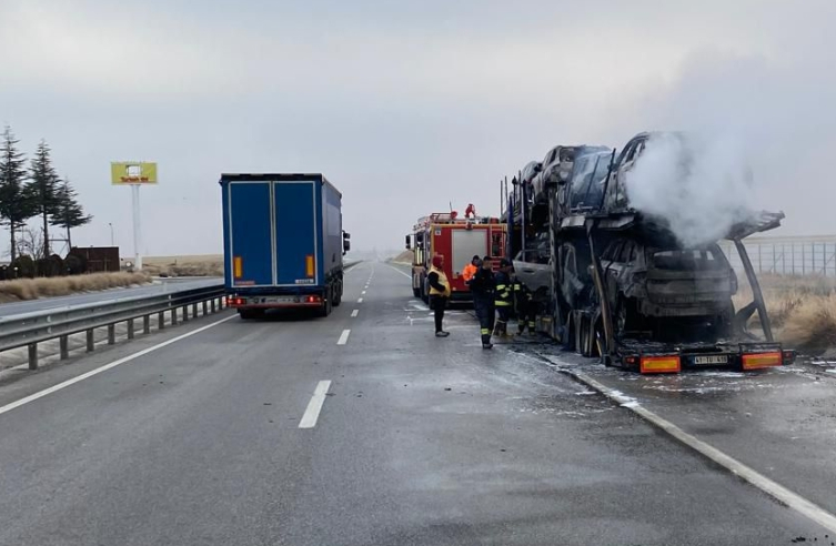 Otomobil taşıyan tırda yangın: 6 araç hasar gördü