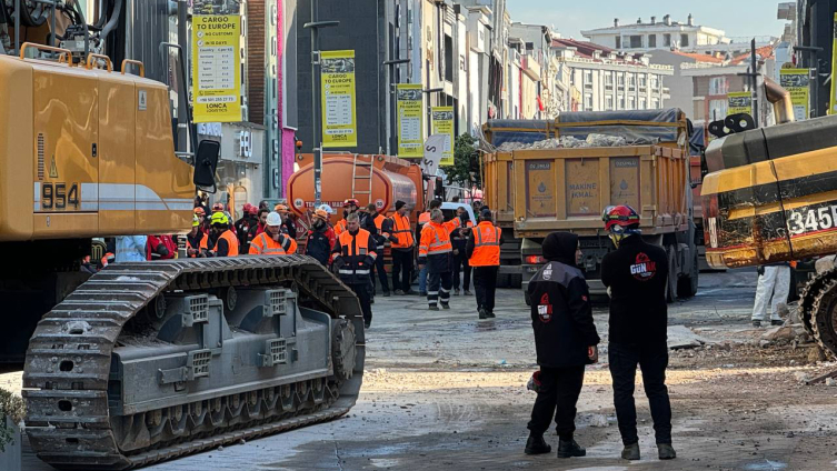 Güngören'de göçük altında kalan işçiyi kurtarma çalışmaları sürüyor