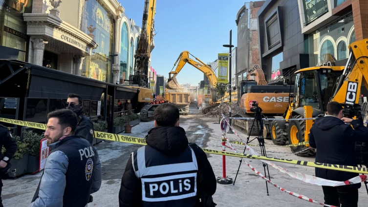 Güngören'de göçük altında kalan işçiyi kurtarma çalışmaları sürüyor