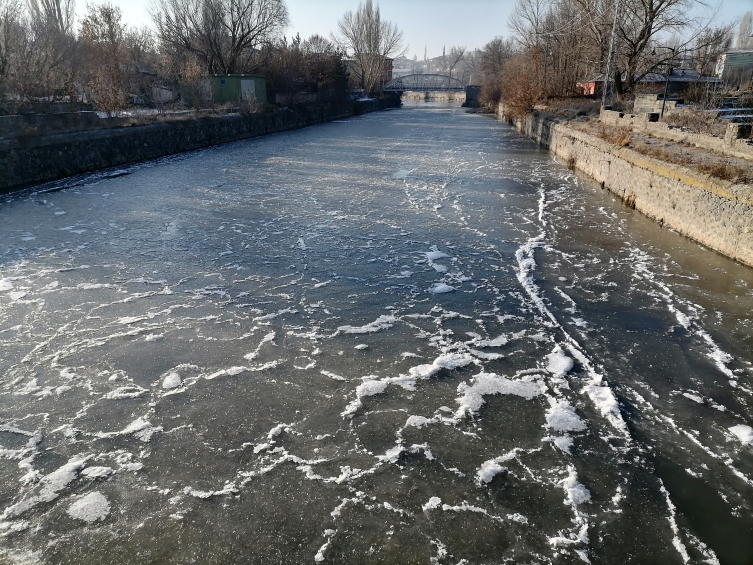 Kars Çayı buzla kaplandı