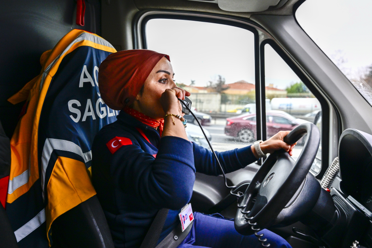 Kadın ambulans şoförleri hayat kurtarmak için zamanla yarışıyor