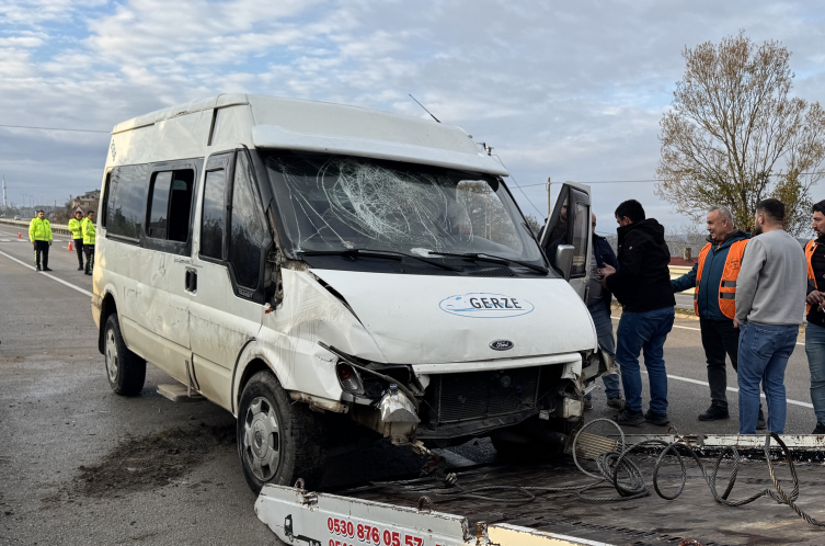 Sinop'ta işçi servisi devrildi: 15 yaralı