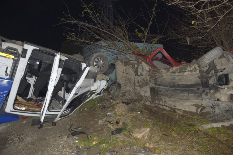 Manisa'da kamyonet ile hafif ticari araç çarpıştı: 6 yaralı