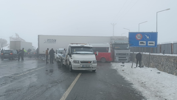 Bitlis'te 20 araç birbirine girdi: 33 yaralı