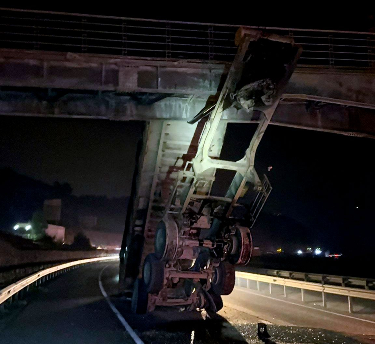 Sakarya'da tırın açılan damperi üst geçitte asılı kaldı