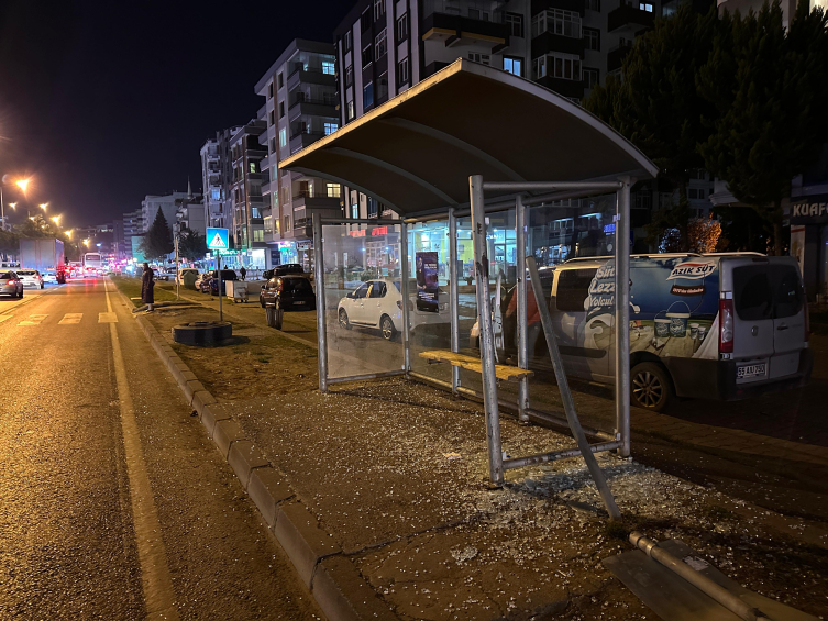 Kamyondan fırlayan teker durakta bekleyen genç kıza çarptı