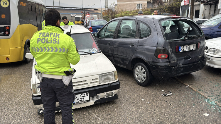 Polisin "dur" ihtarına uymayan ehliyetsiz sürücü işte böyle kaza yaptı