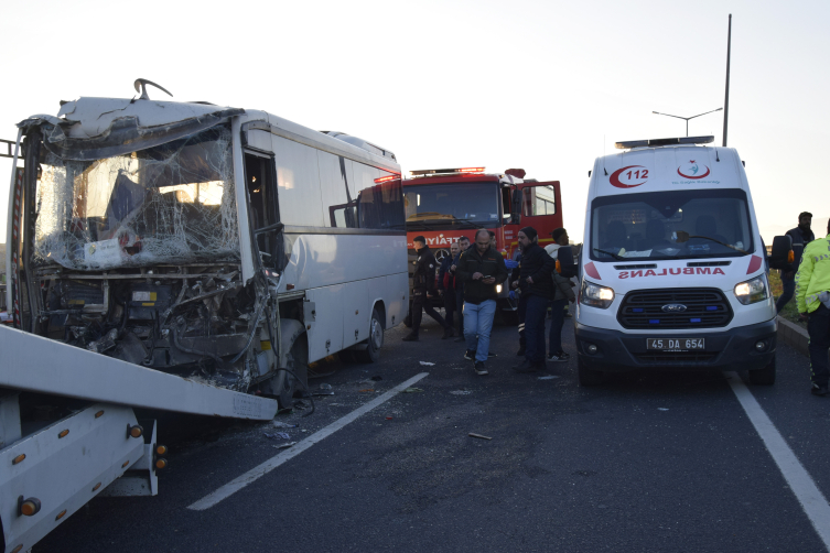 Manisa'da işçi servisi tıra çarptı: 22 yaralı