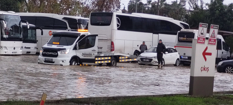 Antalya'da su baskınlarında mahsur kalan vatandaşları AFAD ekipleri kurtardı