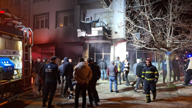 Samsun'da yangında dumandan etkilenen 2 kişi hastaneye kaldırıldı