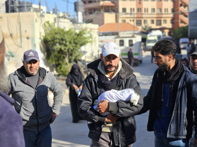 Gazze’de üç bebek donarak öldü