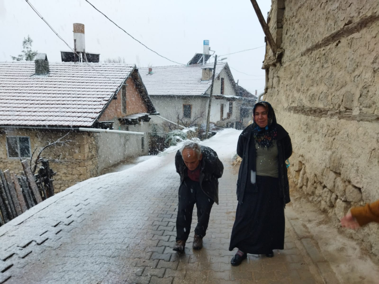 Yüksek riskli ameliyatla 30 yıllık kamburundan kurtuldu