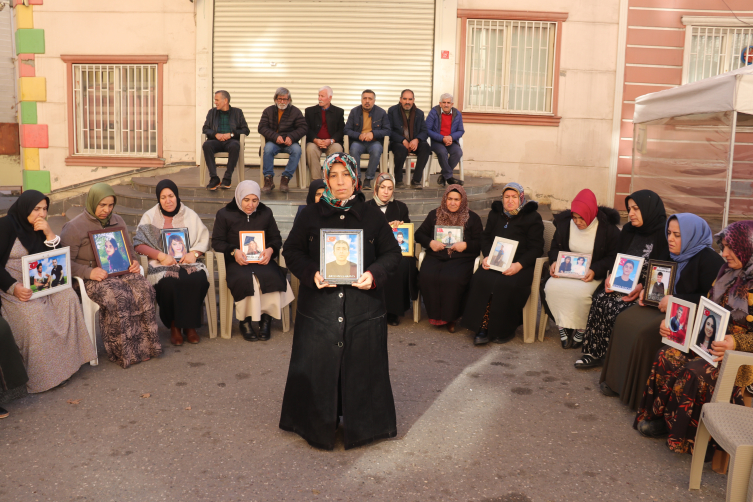 Diyarbakır anneleri yılın ilk gününde de evlatları için nöbette