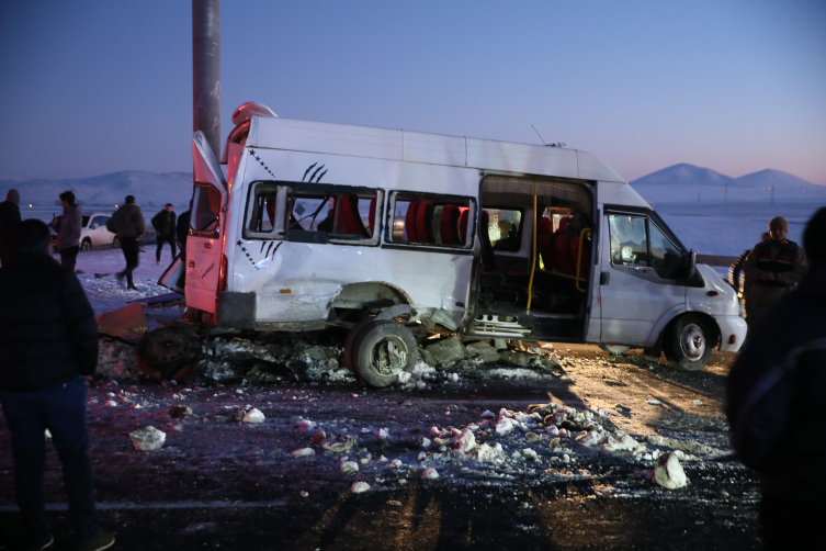 Kars'ta iki minibüs çarpıştı: 1'i ağır 27 yaralı