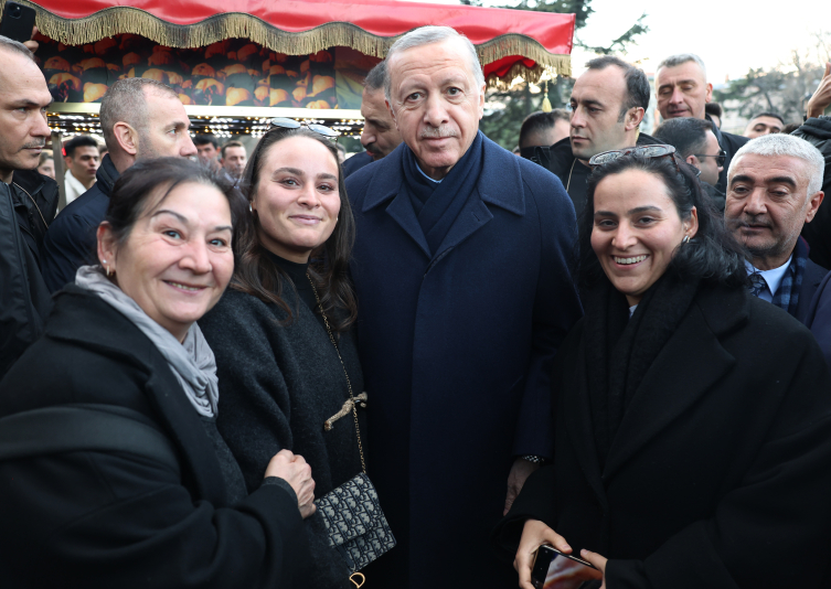 Cumhurbaşkanı Erdoğan Sultanahmet'te vatandaşların kandilini kutladı