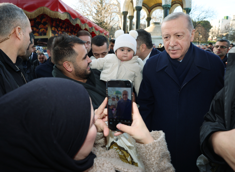 Cumhurbaşkanı Erdoğan Sultanahmet'te vatandaşların kandilini kutladı