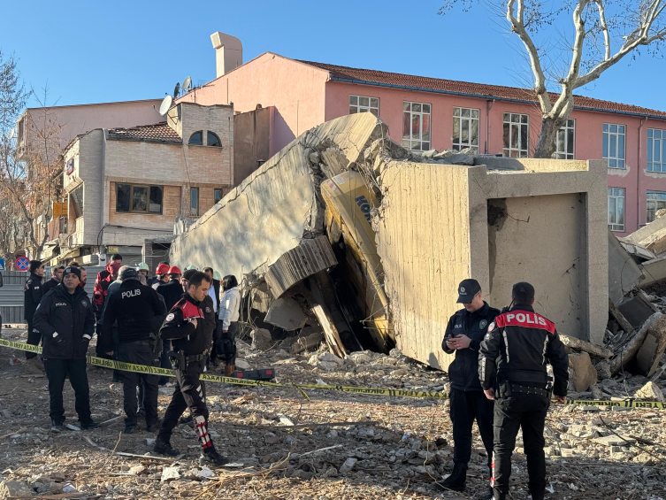 Uşak'ta bina yıkım sırasında iş makinesinin üzerine çöktü