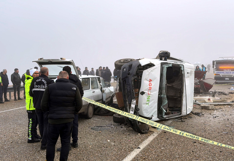 Kırşehir'de zincirleme kaza: 2 ölü, 15 yaralı