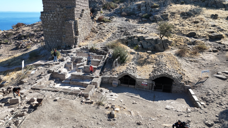 Assos kazılarında erken Osmanlı dönemine ait hamam bulundu