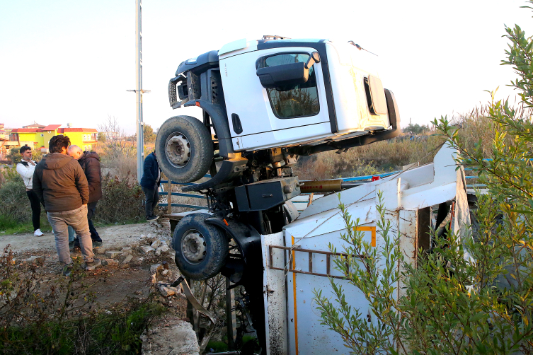 Hatay'da köprü çöktü