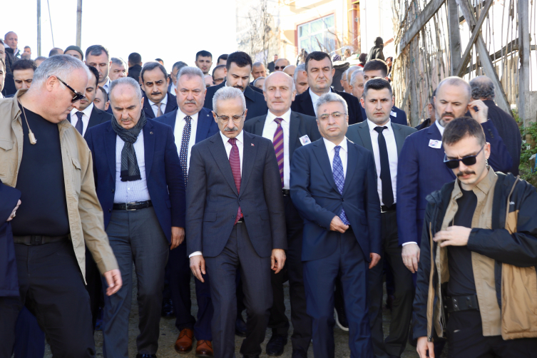 Bakan Uraloğlu'ndan öldürülen PTT çalışanının ailesine taziye ziyareti