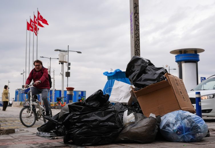 İzmir'de belediye çalışanlarının eylemi nedeniyle sokaklarda çöp yığınları oluştu