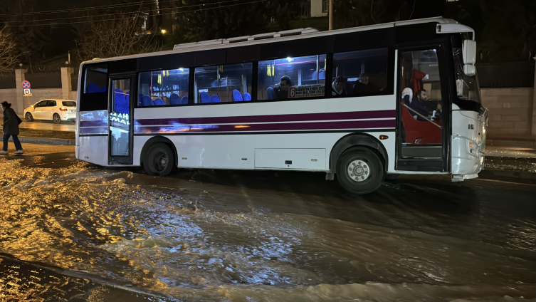 Adana'da su borusu patladı, otobüs çukura düştü