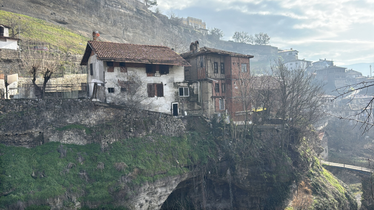 Kar maskeli kuyumcu soyguncuları yakalandı