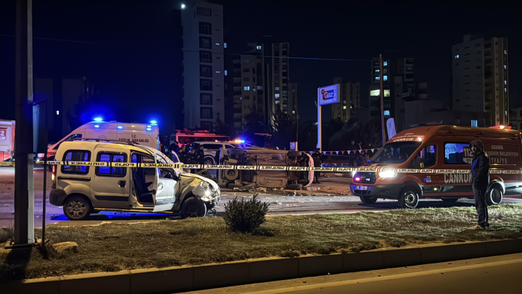 Adana'da 2 hafif ticari araç çarpıştı: 1 ölü, 2 yaralı